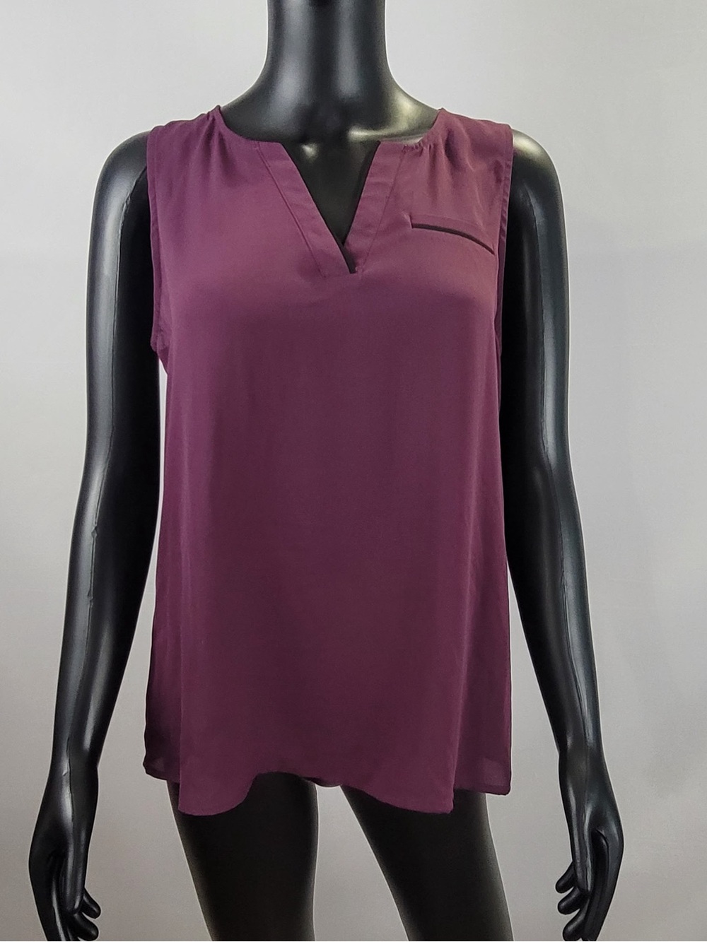 Size Medium COVINGTON Sleeveless V-Neck Blouse in Plum